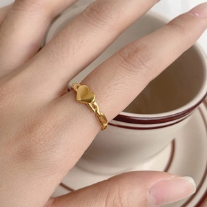 Bague cœur minimaliste en acier titane doré pour femme avec design géométrique élégant