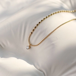 Minimalistische Halskette aus 18K vergoldetem Titan mit glänzendem Solitär-Anhänger