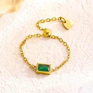 Verstelbare gouden kettingring met smaragdgroene zirkoon en hartvormige hanger