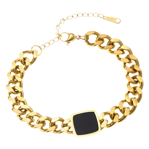 Goldenes Gliederkettenarmband aus Edelstahl mit quadratischem schwarzen Steinanhänger