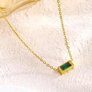 Elegante gouden titanium stalen ketting met groene rechthoekige smaragd hanger