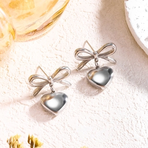 Orecchini pendenti a forma di fiocco e cuore in argento in stile francese