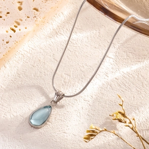 Collana di lusso francese con ciondolo a goccia blu chiaro e catena a serpente argento