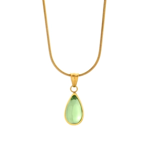 Dettaglio di una collana a catena serpente dorata con pendente a goccia verde traslucido