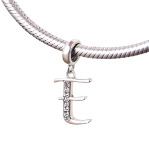 Colgante letra E en plata de ley S925 pulida con piedras de circonita brillantes