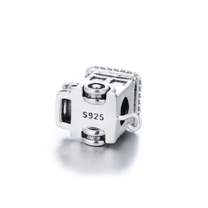 Macro-opname van 925 sterling zilveren treinbedel met pavé-zetting en S925 gravure
