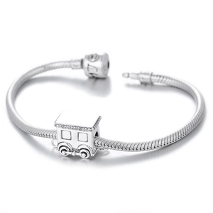 Gepolijste 925 sterling zilveren slangenarmband met sprankelende treincabine bedeltje