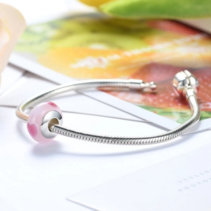 Roze glazen bloemkraal op zilveren slangenketting armband met ronde sluiting
