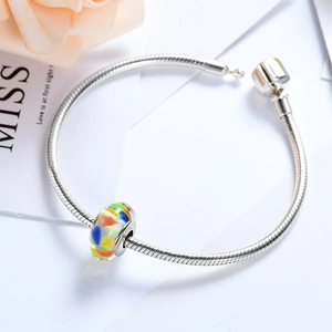 Detail van S925 sterling zilveren slangenketting armband met een kleurrijke glazen kraal