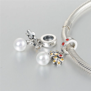 Bracelet S925 en argent avec pendentif papillon jaune, perles blanches et zircons rouges