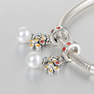 Bracelet S925 en argent maille serpent avec pendentifs papillon et perles blanches