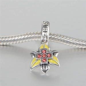Abalorio de flor de Pascua en plata S925 con esmalte amarillo, cruz y cristales rosas