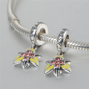 Colgante de cruz de Pascua en plata S925 con esmalte amarillo y cristales rojos en cadena