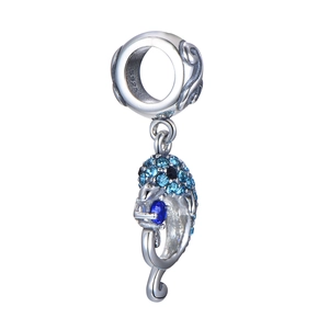 Vue détaillée du pendentif dauphin en argent S925 serti de zircons bleus et blancs