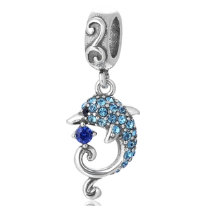 Vue macro détaillée du pendentif dauphin en argent S925 avec cristaux bleus et gravures