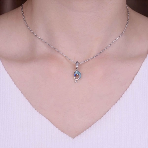 Collier avec pendentif dauphin en argent S925 et zircons bleus porté par un mannequin