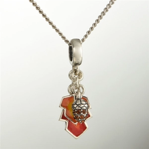 Détail du collier en argent S925 avec feuille d'érable rouge et pendentif gland ambré