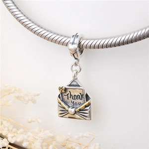 Charm enveloppe en argent massif S925 avec gravure Thank You et détail de fleur en cœur