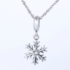 Nahaufnahme von S925 Sterlingsilber Schneeflocken-Anhänger mit Kristallen und rosa Edelstein