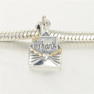 Détail macro du pendentif enveloppe en argent S925 avec gravure Thank You pour bracelets