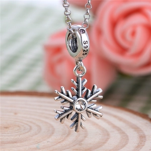 S925 Sterling Silber Schneeflocken-Charm mit Zirkonia und lilafarbenem Edelstein-Detail