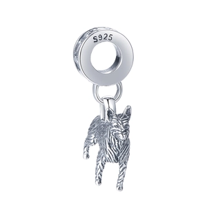 Pendentif chien Berger Allemand en argent S925 avec texture de fourrure oxydée détaillée