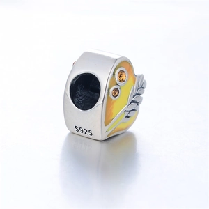 Detalle del dije de corazón en plata S925 con esmalte naranja y piedras de circonita