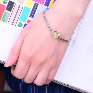 Pulsera de cadena de serpiente en plata S925 con amuleto de corazón de esmalte amarillo