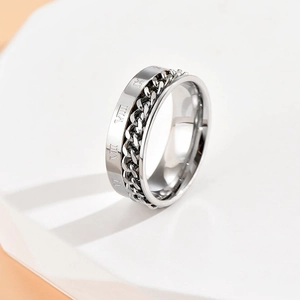 Anillo giratorio de acero de titanio con cadena de eslabones y números romanos
