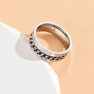 Anillo giratorio con números romanos y cadena negra de acero de titanio pulido