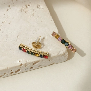 Eleganti orecchini a perno in oro inox con una fila verticale di cristalli multicolore