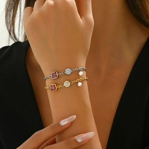 Eleganti bracciali in acciaio al titanio oro e argento con rubini e perle sul polso