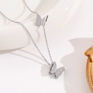 Collar de mariposa plateado en acero de titanio con acabados brillante y pulido