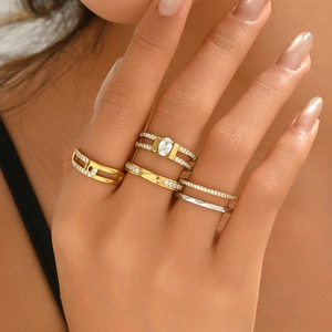 Fünfteiliges Set eleganter Zirkonia-Ringe für Damen in Gold- und Silberoptik-Finish