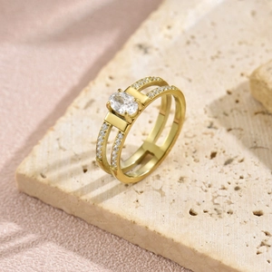 Detail eines goldenen Doppelringes mit großem ovalem Zirkonia und Pavé-Besatz