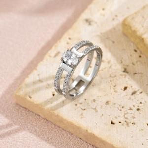 Detail eines doppelreihigen Edelstahlrings mit ovalem Zirkon und Pavé-Fassung