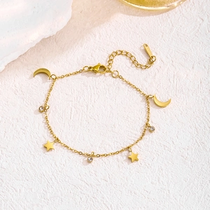 Élégant bracelet doré pour femme avec breloques étoile et lune et accents de cristal
