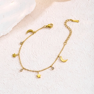 Bracelet élégant en acier inoxydable doré avec breloques étoile, lune et zircons