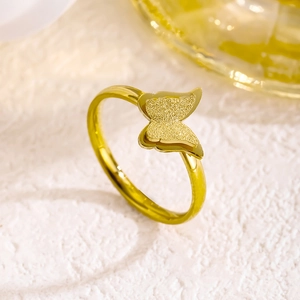 Elegante anello a farfalla in acciaio al titanio dorato con finiture opache e lucide