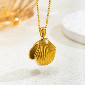 Elegante goldene Muschelkette mit einer runden weißen Perle an feiner Goldkette