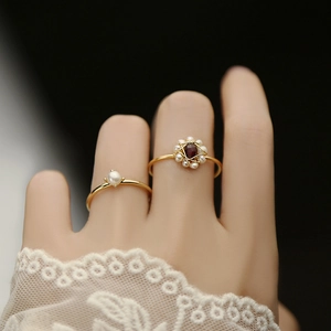 Elegante Vintage Perlen und Granat Edelstein Goldringe für Damen an der Hand