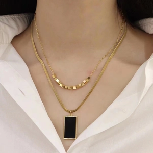 Collar de doble capa con cadena de serpiente dorada y colgante rectangular de esmalte negro