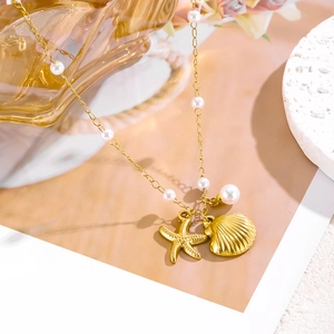 Seestern und Muschel Halskette mit weißen Perlen an Goldkette für Strandurlaub-Stil