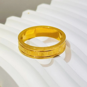 Makroaufnahme des vergoldeten Titanstahlrings mit 520 1314 Gravur und vertikaler Textur