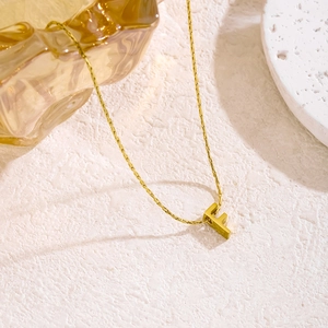 Minimalistische goldene Edelstahl-Halskette mit 3D-Buchstaben F Anhänger für Damen