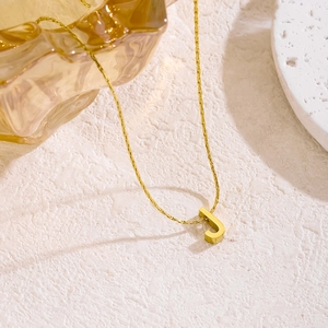 Elegante goldene Edelstahlhalskette mit 3D-Buchstaben J Anhänger und feiner Kette