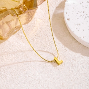 Minimalistische goldene Edelstahlkette mit 3D-Buchstabe L Anhänger an feiner Gliederkette