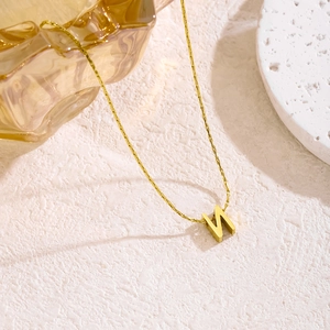 Minimalistische goldene Edelstahlkette mit glänzendem Buchstaben-M-Anhänger für Damen