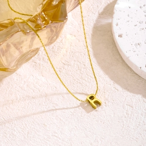 Minimalistische Goldkette mit 3D R-Buchstabenanhänger an einer feinen Kette