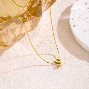 Minimalistische vergoldete Buchstabe S Kette mit gebürstetem Metall für Damen